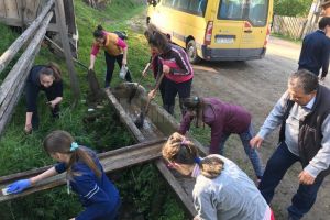 Izvoarele de apă minerală din comuna Panaci, salvate şi promovate de elevii din comună