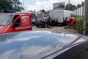 Autoturism „măturat” de pe şosea de şoferul unei autoutilitare, care nu s-a asigurat