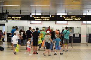 S-a simplificat procedura prin care părinţii pot ieşi cu copiii din ţară