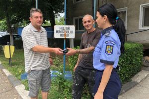 Portofel cu bani şi acte, găsit de un excavatorist pe stradă