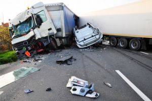 Accident grav la Cheia, intre un autoturism si un TIR. 4 persoane au ajuns la spital