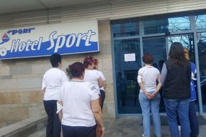 Personalul din unitatile subordonate Ministerului Tineretului si Sportul e astazi in greva japoneza