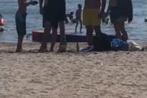 Ancheta in cazul neregulilor de pe Plaja Terapeutica din Mamaia. Politistii locali ii cauta pe tinerii filmati in timp ce consuma alcool si asculta manele