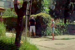 FOTO. Un sătmărean, fotografiat în timp ce urina pe stradă în miezul zilei