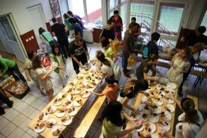 Zeci de voluntari din Timisoara au pregatit cina pentru oamenii strazii de la Azilul de Noapte