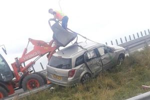 Masina rasturnata in afara soselei, pe autostrada Timisoara – Arad