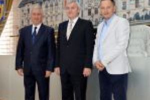 Preşedintele Consiliului Judeţean (CJ) Dolj, Ion Prioteasa, a primit miercuri vizita ambasadorului extraordinar şi plenipotenţiar al Republicii Belarus în România, Excelenţa Sa Andrei Grinkevich