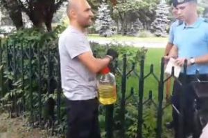Un bărbat s-a legat de gardul Guvernului şi ameninţă că îşi dă foc - VIDEO