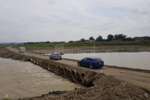 Se circulă pe podul provizoriu de la Milişăuţi