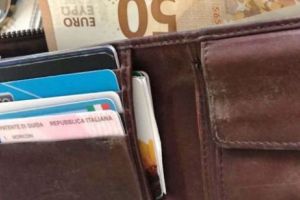 Un muncitor a GĂSIT un PORTOFEL plin cu bani. Ce a făcut cu el i-a lăsat MASCĂ pe toţi