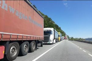 Haos între Drobeta Turnu Severin şi Orşova. De vină este un semafor de restricţionare a circulaţiei