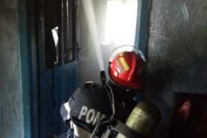 Locuinta cuprinsa de flacari in Babadag. Intervin pompierii ISU Tulcea (galerie foto)