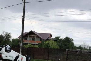 Maşină răsturnată la Stâlpeni