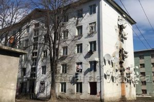 Ultimii chiriaşi din blocul “NATO” se mută în locuinţe modulare. Ce se întâmplă cu blocul