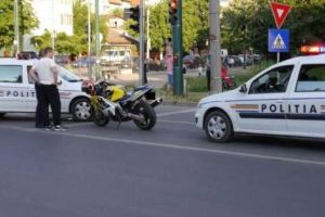 Motociclist lăsat pieton