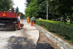 Stradă ruptă de ploaie la Curtea de Argeş