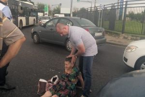 ULTIMA ORĂ + FOTO: Doi jandarmi vrânceni au salvat victima unui accident, pe centura Capitalei
