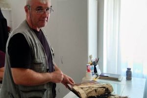 FOTO: Cărţile nu mor la Alba Iulia! Alexandru Ştirban le “vindecă” într-un “mic spital” al cărţii