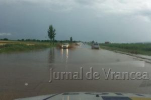 ULTIMA ORĂ: DN2 E85, inundat aproape de Adjud