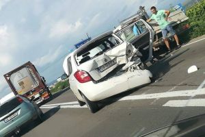 FOTO Accident între două autovehicule, între Alba şi Teiuş, soldat cu o victimă. Traficul este îngreunat