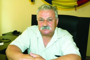 Primarul oraşului Băbeni, Ştefan Bogdan, lucrează la asfaltarea a 14 artere din localitate