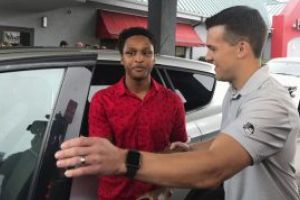 Dupa ce a parcurs pe jos 32 de kilometri pana la serviciu, un american a primit cadou o masina din partea sefului