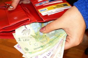 Pericolul din spatele uşii. Două femei au fost înşelate de falşi angajaţi Apaprod