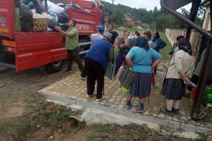 Ajutoare pentru localnicii din Lalaţinţ, satul grav afectat de inundaţii