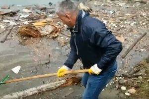 Ministrul Apelor, Ioan Deneş, a scos cu grebla gunoaie din Lacul Bicaz (FOTO-VIDEO)