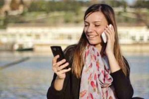 Telefonul mobil îţi îmbătrâneşte pielea? Află cât e adevăr şi cât e mit!