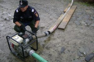 Inundaţii la Șona, din cauza ploilor: Pompierii din Aiud au intervenit pentru evacuarea apei din pivniţe şi subsoluri