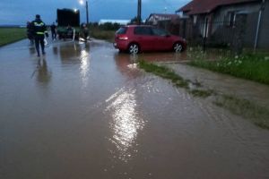 Pompierii, la scos apa: În Salonta, Biharia şi Cauaceu, curţi, beciuri şi drumuri inundate (FOTO)