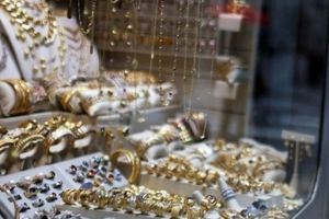 Un braşovean a furat nouă inele de aur dintr-un magazin din Coresi