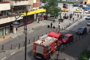 FOTO Femeie salvată în extremis – Pompierii au intrat pe geam în apartament