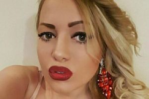 SELFIE LÂNGĂ TATĂL MORT. Cine este piţipoanca limitată? REVOLTĂ pe reţelele de socializare. Foto în articol