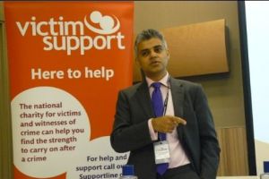 Cele mai multe CRIME şi JAFURI au loc în Londra lui Sadiq Khan, primarul musulman. Au DEPĂŞIT New York-ul