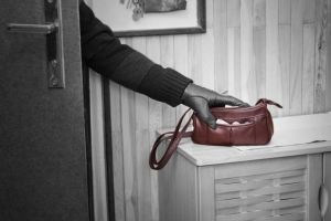 O familie din Cugir, prădată de un hoţ tânăr din oraş, după ce uşa locuinţei a rămas deschisă