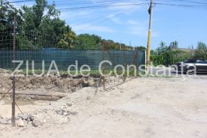 Pamantul rezultat din sapatura unui imobil de pe Primaverii, in continuare depozitat in incinta stadionului de rugby. Politia Locala Constanta a aplicat noi amenzi (galerie foto)