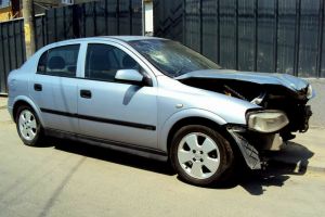 Urmărit de poliţie, un şofer fugar s-a izbit cu maşina de poarta unui imobil