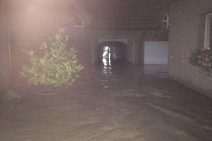 Gospodarii inundate dupa o rupere de nori, in zona Fagetului. A fost activata Grupa Operativa