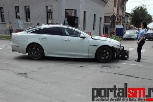 FOTO. Accident pe strada Avram Iancu. Jaguar avariat serios