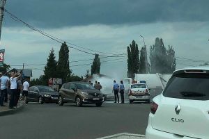 O maşina a luat foc în sensul giratoriu de la Autogară