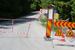 Urmază închiderea parţială sau completă a drumurilor la intrarea în Crăciunel