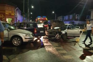 S-a ÎNTÂMPLAT din nou! PRĂPĂD pe Șaguna! Un alt ACCIDENT la intersecţia cu Rebreanu (FOTO)