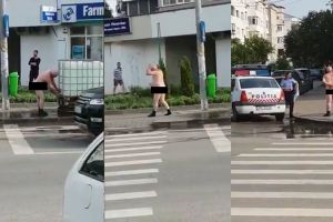 A ieşit în pielea goală sa facă baie în faţa blocului