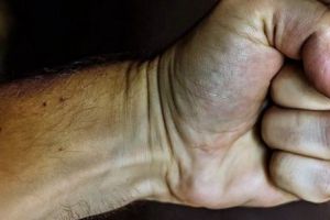 VASLUI. Cotonogită de frate şi abandonată de soţ