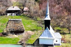Biserică veche de 250 de ani adusă din Munţii Apuseni la Sibiu