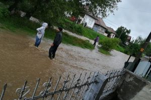 Inundaţii în mai multe localităţi din judeţ. Două persoane, evacuate (Foto)