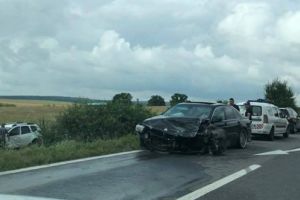 Patru persoane la spital, printre care si doi copii, din cauza unui sofer care a intrat pe contrasens