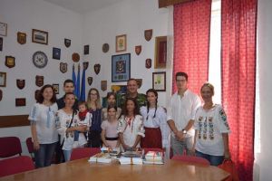 Elevi şi profesori din Bistriţa au donat cărţi pentru ”Biblioteca de acasă” din Baza Aeriană Kandahar